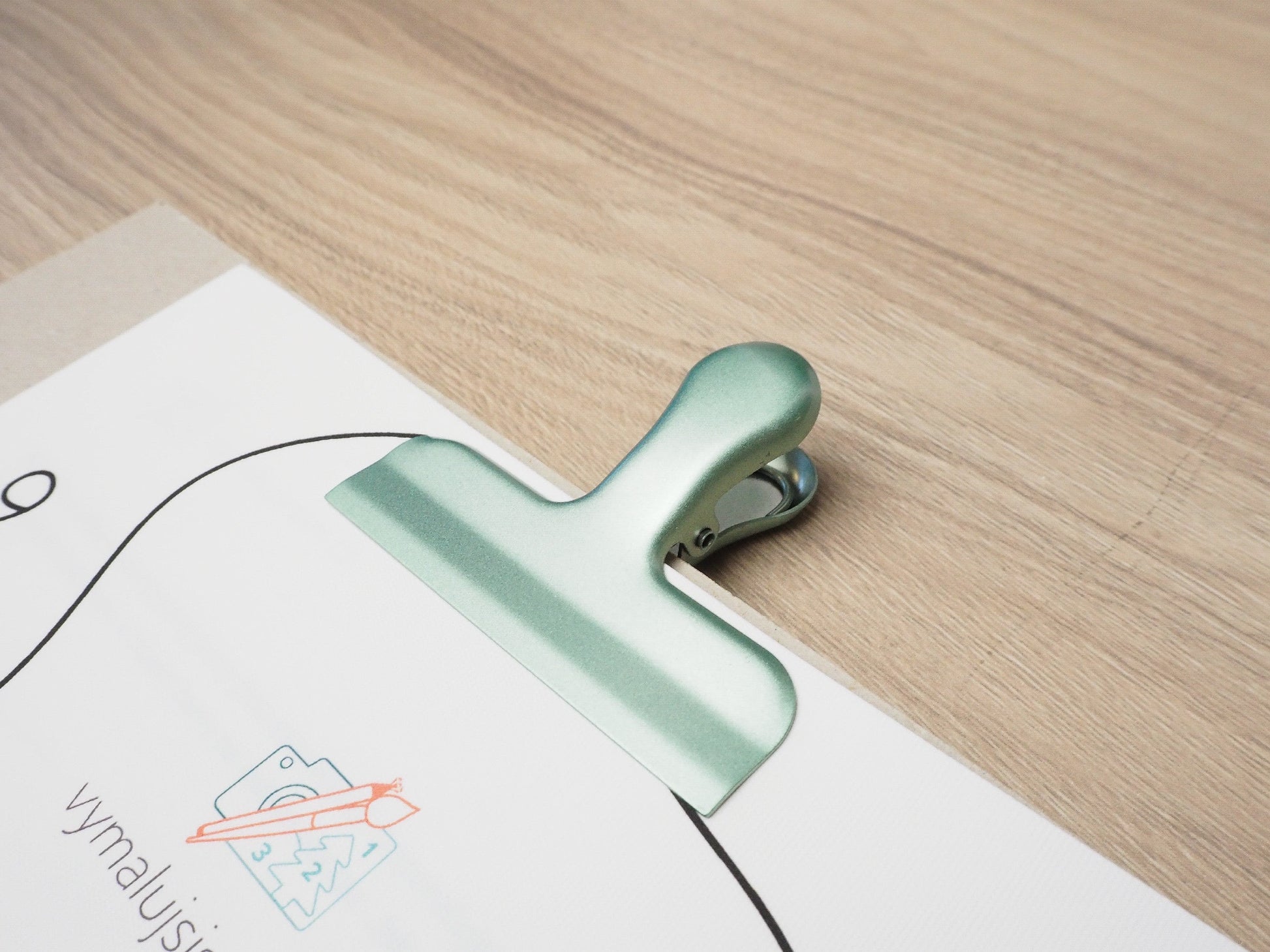 Paint by Numbers malebog med julemotiver - clip til at holde motiv