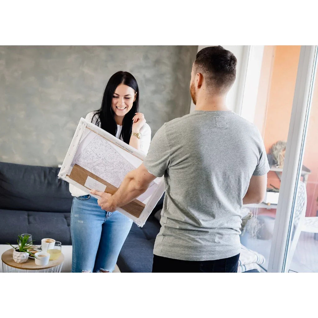 Paint by number - Genskab dit foto med et maleri -  kvinde får DIY kit fra mand